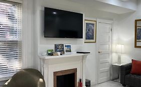 Large Duplex Apt 2Bdrm 1Den-Metro